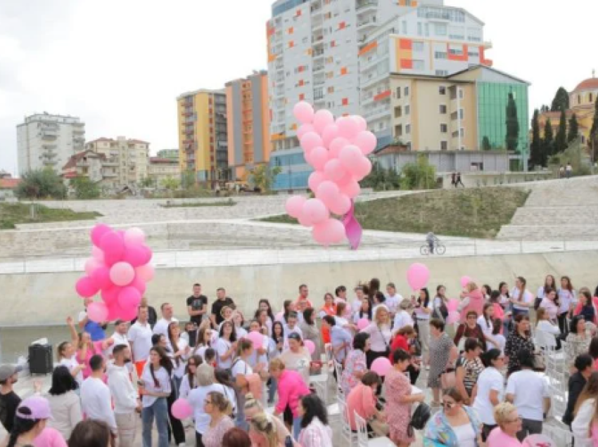 “Një vizitë ju shpëton jetën”/ Marshim sensibilizimi për gratë e vajzat në tetorin rozë