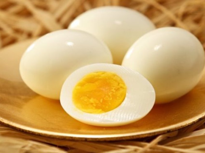Arsyet përse ju duhet të hani vezë të ziera në mëngjes