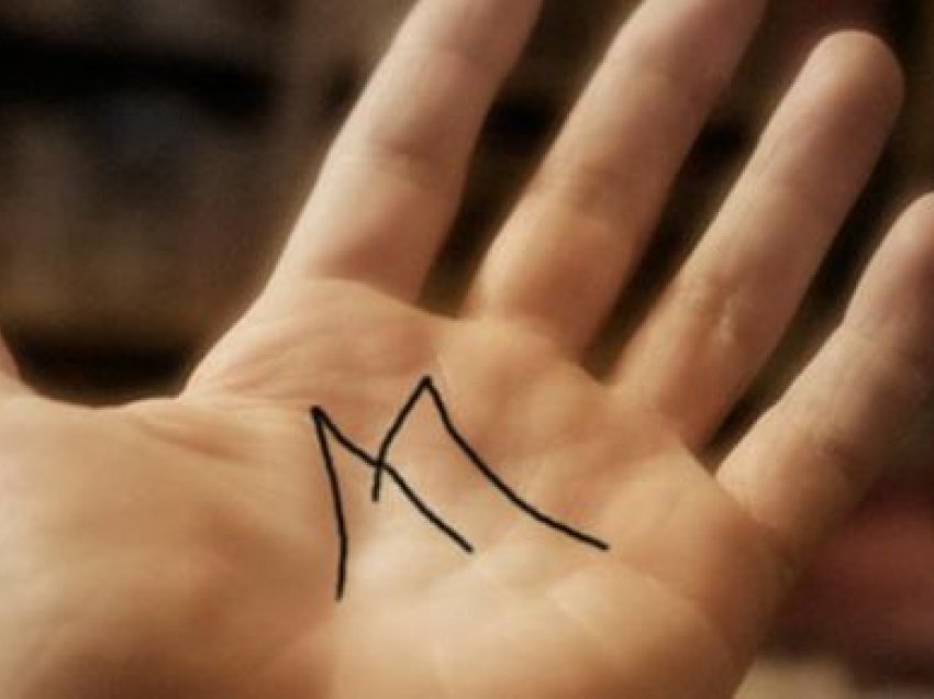 Shkronja ‘M’ në pëllëmbë të dorës: Ç’tregon?