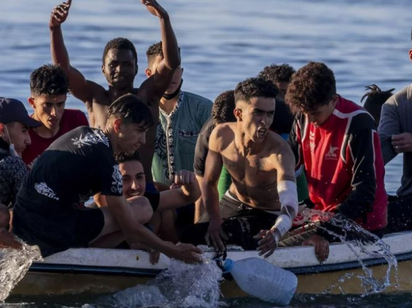 Më shumë se 1000 emigrantë mbërritën të shtunën në ishujt Kanarie