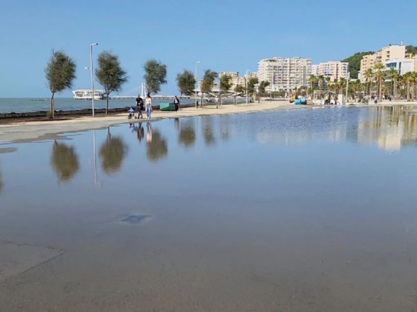 Sa vapë këtë tetor! Në Durrës, trafiku afër plazhit vazhdon