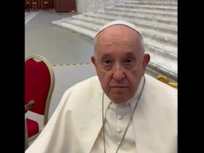“Zoti ju bekoftë” Papa Françesku thirrje të rinjëve shqiptarë: Punoni për atdheun, mos u largoni