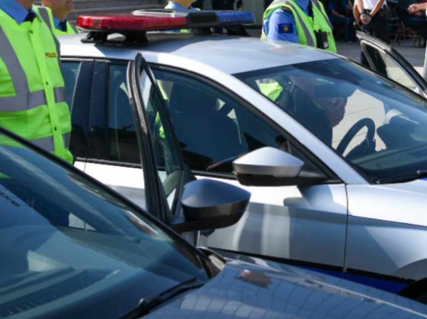 Policia ndalon Mercedesin me targa gjermane te “Rrethi i Ismetit”, shoferi kapet me drogë dhe armë