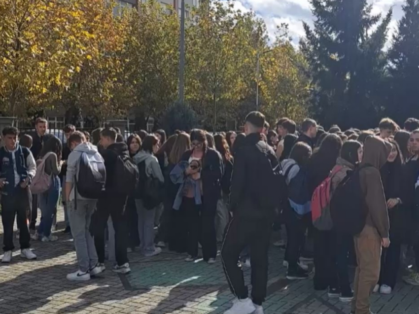 Protestojnë nxënësit e mjekësisë në Tetovë, kërkojnë bursat që iu premtuan