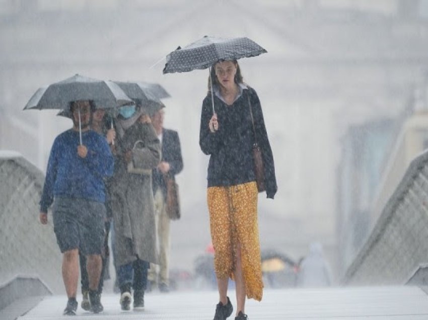 ​Britania e Madhe në rrezik për përmbytje pas paralajmërimeve për reshje të dendura shiu