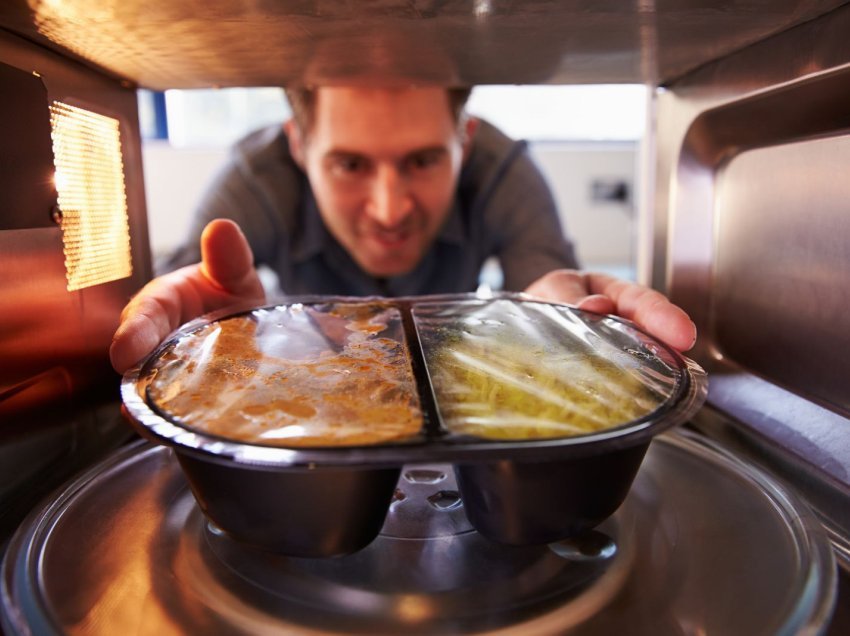 4 ushqimet që nuk duhen ngrohur kurrë në mikrovalë