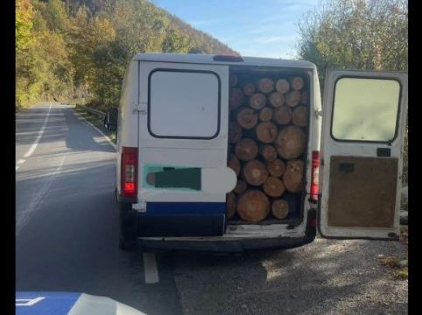 Policia ndalon një furgon në Brod, po transportonte drunj ilegalisht nga malet e Shtërpcës