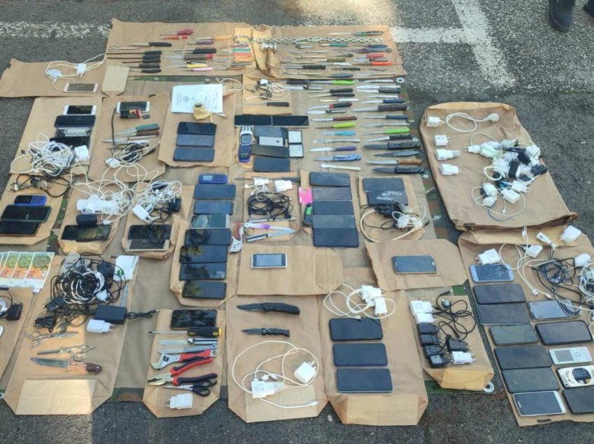 Bastisje në burgun e Idrizovës, janë gjetur 82 thika, 63 celularë, drogë