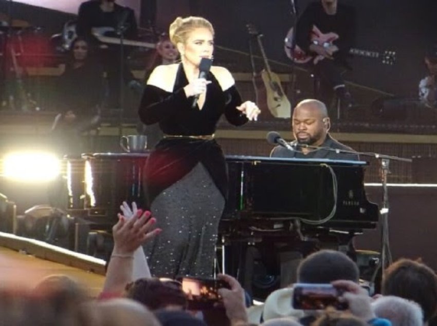 ​Adele ndërpreu koncertin për shkak të vdekjes së aktorit