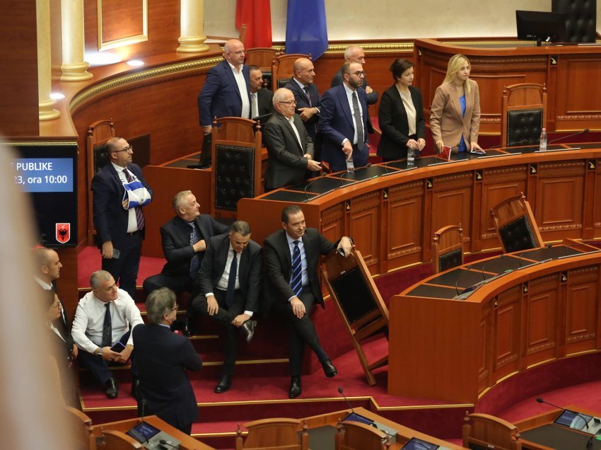  Edhe pse të përjashtuar, 23 deputetë të opozitës do të marrin pjesë në seancën parlamentare! Zbardhet ‘skenari’ i demokratëve