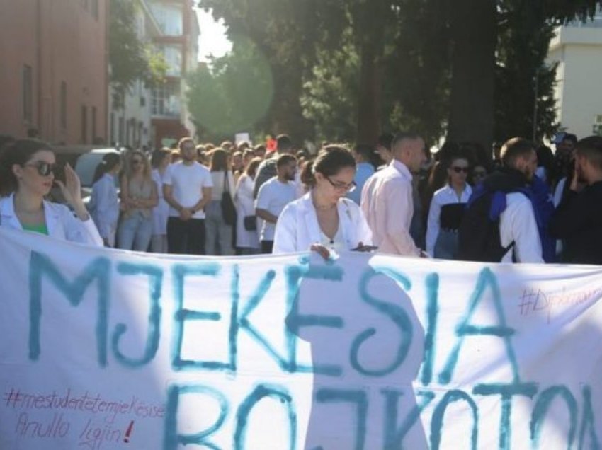 Studentët e mjekësisë në Tiranë ndërpresin bojkotin e mësimit, Universiteti pranon kërkesën e tyre