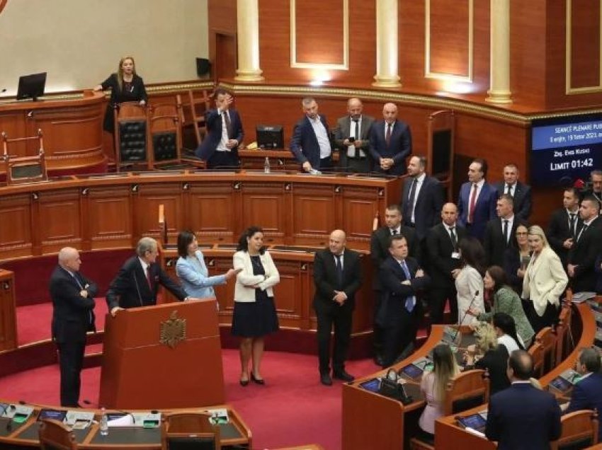Hiqet “dënimi” i 23 deputetëve të opozitës, sot rikthehen në Kuvend