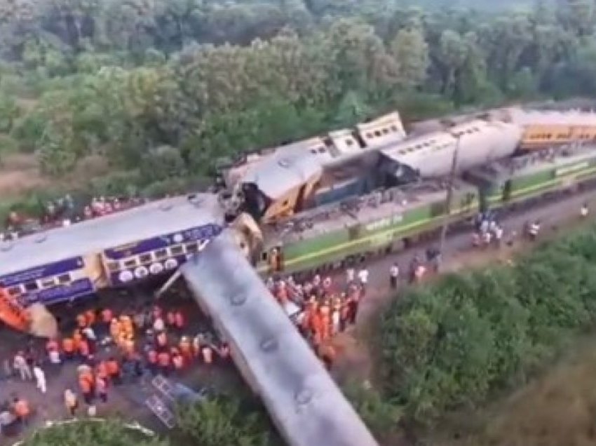 Përplasen dy trena, të paktën 13 të vdekur dhe rreth 50 të lënduar në Indi – pamje nga vendi i ngjarjes