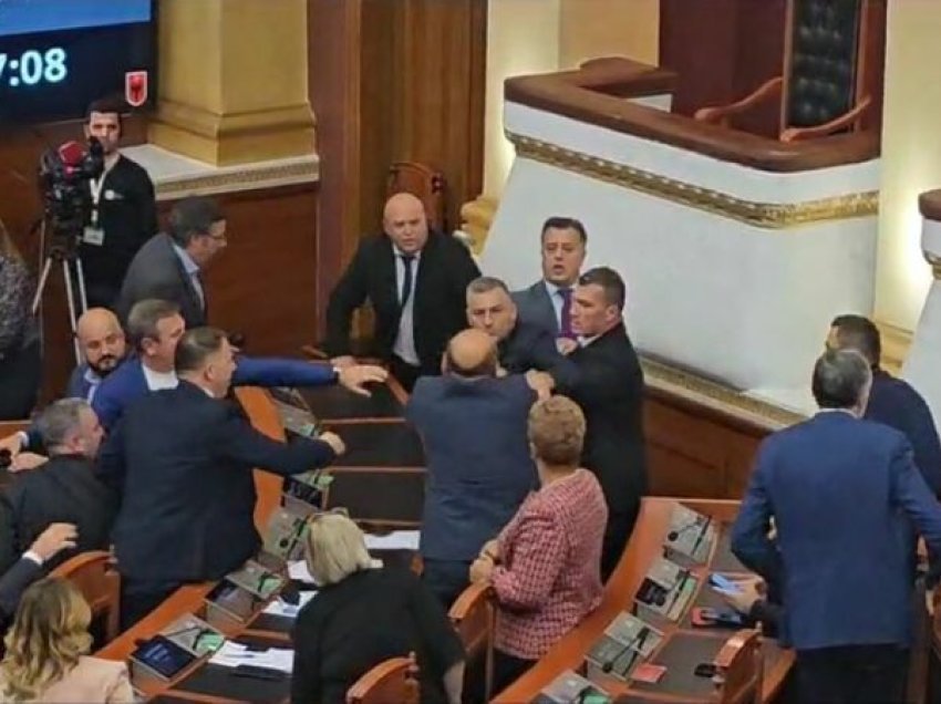 Situatë dramatike në Kuvendin e Shqipërisë, përleshen me grushte deputetët