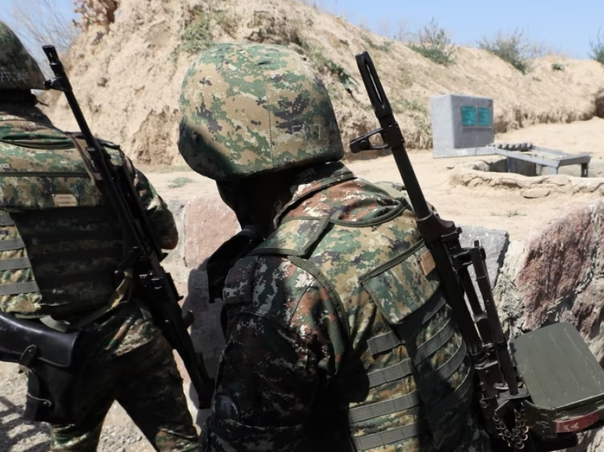 Vriten dy ushtarë armenë në granatimet nga Azerbajxhani