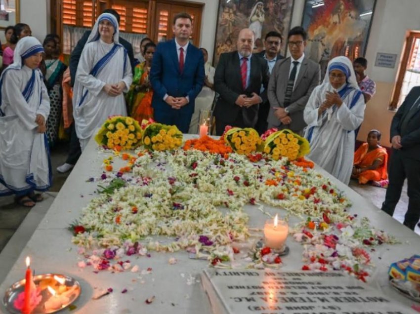 Bujar Osmani vendosi lule në varrin e Nënë Terezës në Indi: Ndjekim amanetin e saj – dashuri dhe mirëkuptim