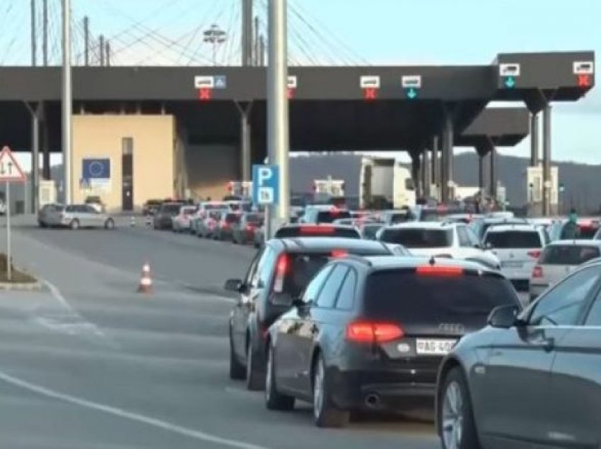 Kolona te Dheu i Bardhë dhe në Merdar, qytetarët presin deri 40 minuta për të dalë nga Kosova