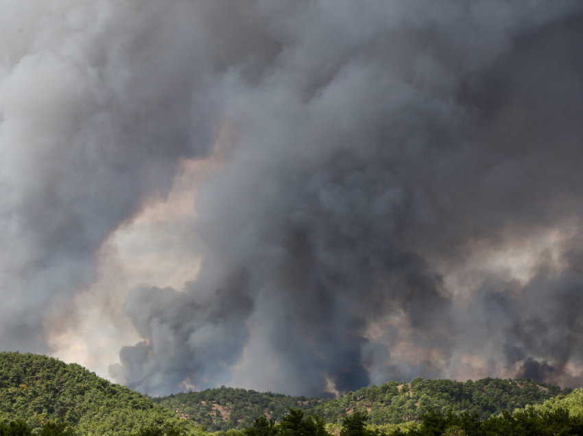 Greqia në flakë, vijon rrezik i lartë zjarri për katër qarqe
