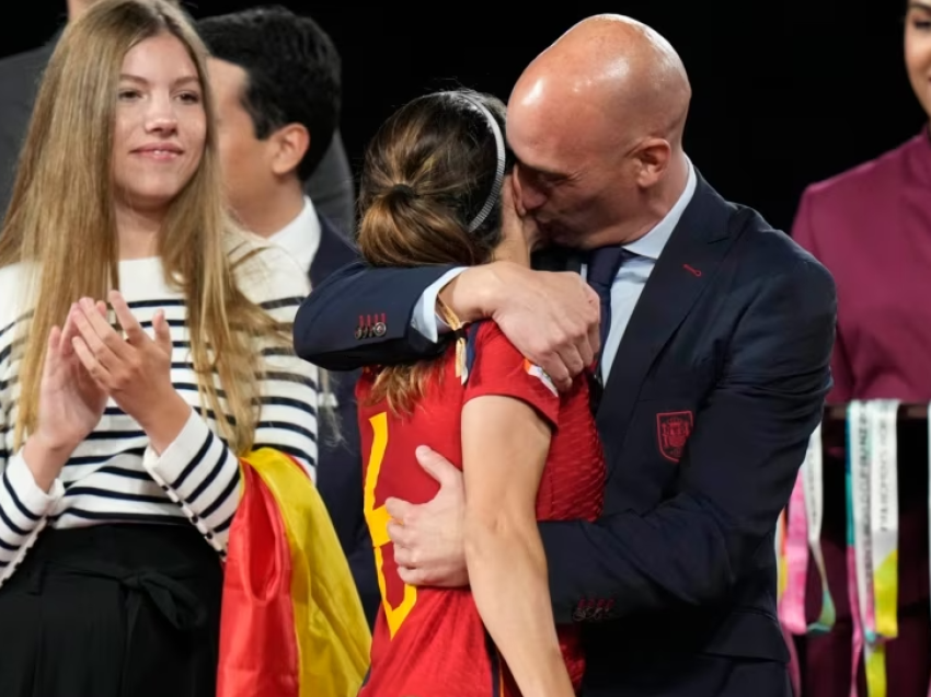 Sanchez: Lojtaret i dhanë mësim botës pas puthjes në Kupën e Botës