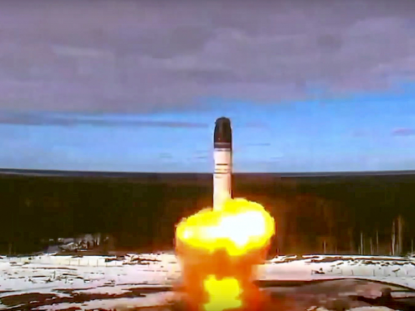 Rusia mobilizon një raketë balistike ndërkontinentale në detyrë luftarake