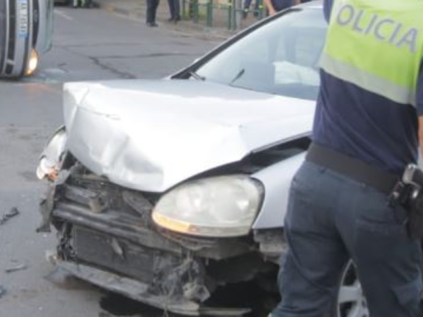 Përplasen dy makina në Tiranë, ndërron jetë 22-vjeçarja, vajza e njërit prej shoferëve