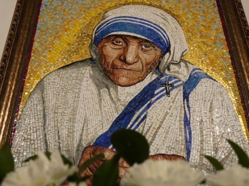 ​Ekspozitë për Nënë Terezën, paratë e pikturave për gratë e magjinalizuara
