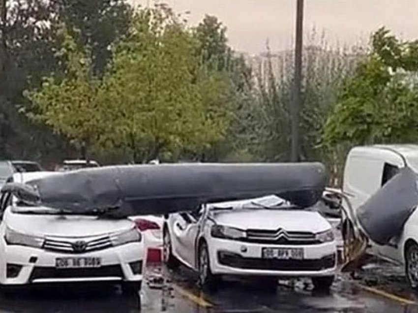 Rezervuari i aeroplanit luftarak të ushtrisë turke bie mbi dy vetura të parkuara në Ankara – nuk raportohet për viktima apo të lënduar