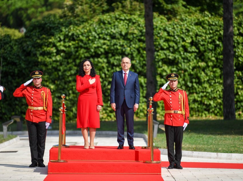 Presidentja Osmani u prit në takim nga Presidenti i Shqipërisë, Bajram Begaj