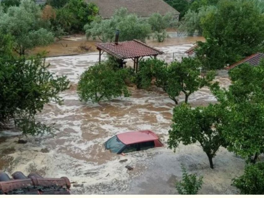 Rrugët e Bullgarisë, Turqisë dhe Greqisë kthehen në lumenj nga përmbytjet, 10 të vdekur