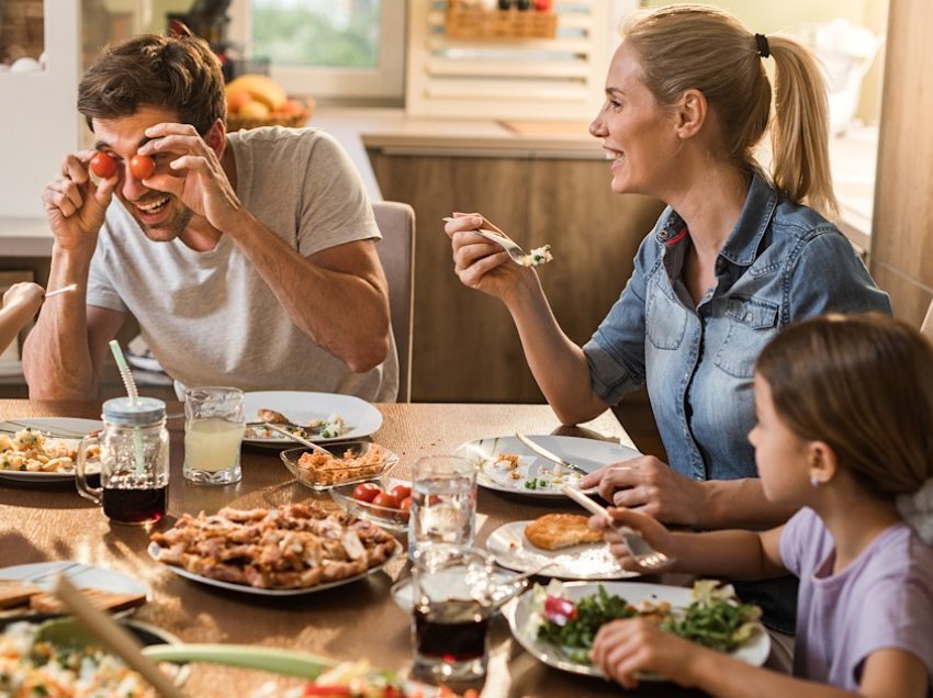 6 arsye pse të ngrënit së bashku si familje është më mirë për fëmijët
