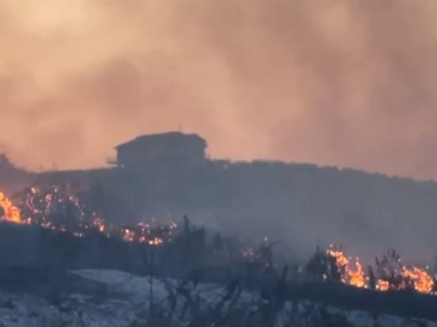 Zjarr në fshatin Vilë të Rrogozhinës, banorët e zonës angazhohen për shuarjen e flakëve