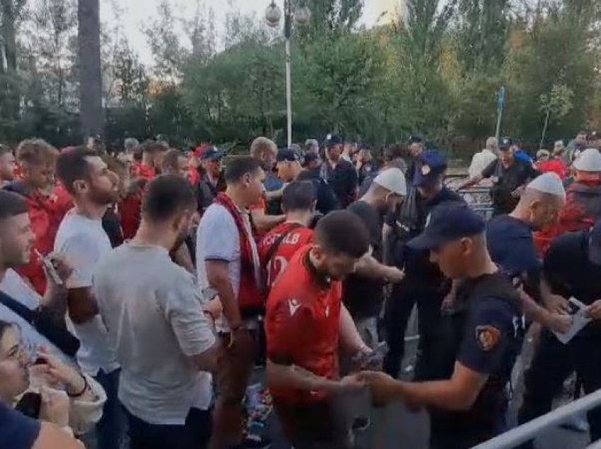 Tifozët shqiptarë dhe polakë iu nënshtrohen kontrolleve, fillon hyrja për në stadium