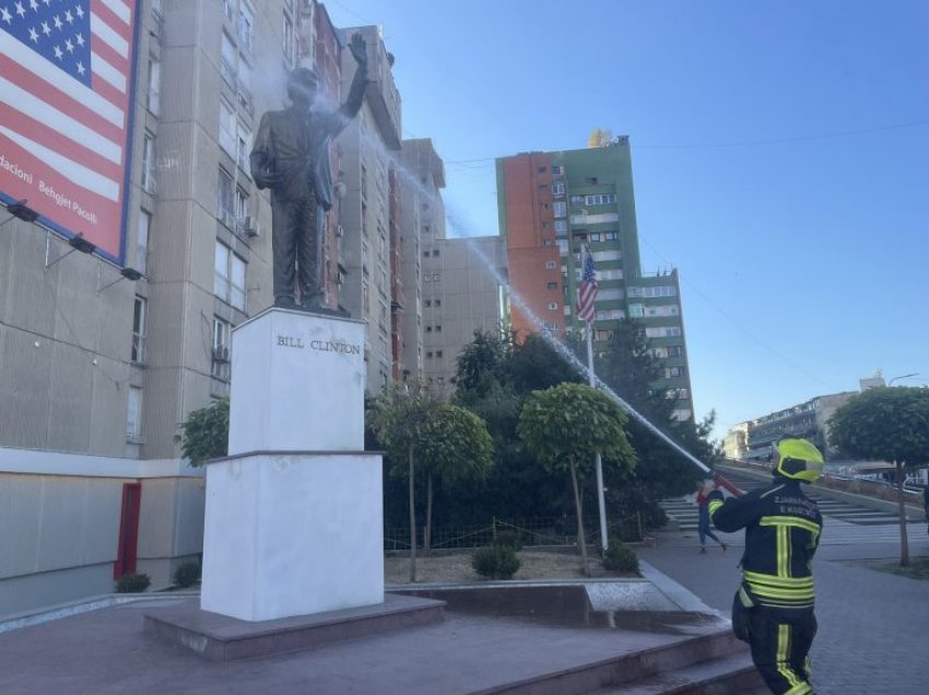 Zjarrfikësit e Prishtinës pastrojnë platonë te shtatorja e ish-presidentit Clinton