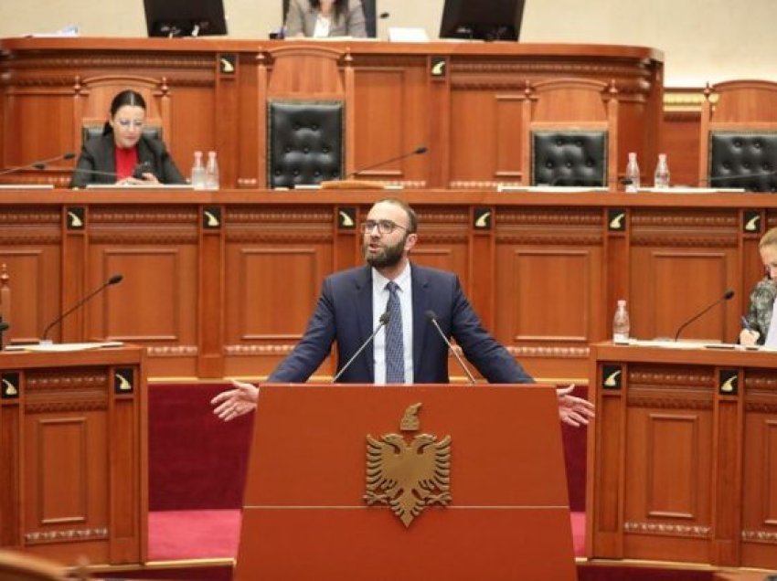 Seanca në Kuvend për ndryshimet në qeveri, Gazment Bardhi del me kërkesën urgjente ndaj Nikollës 