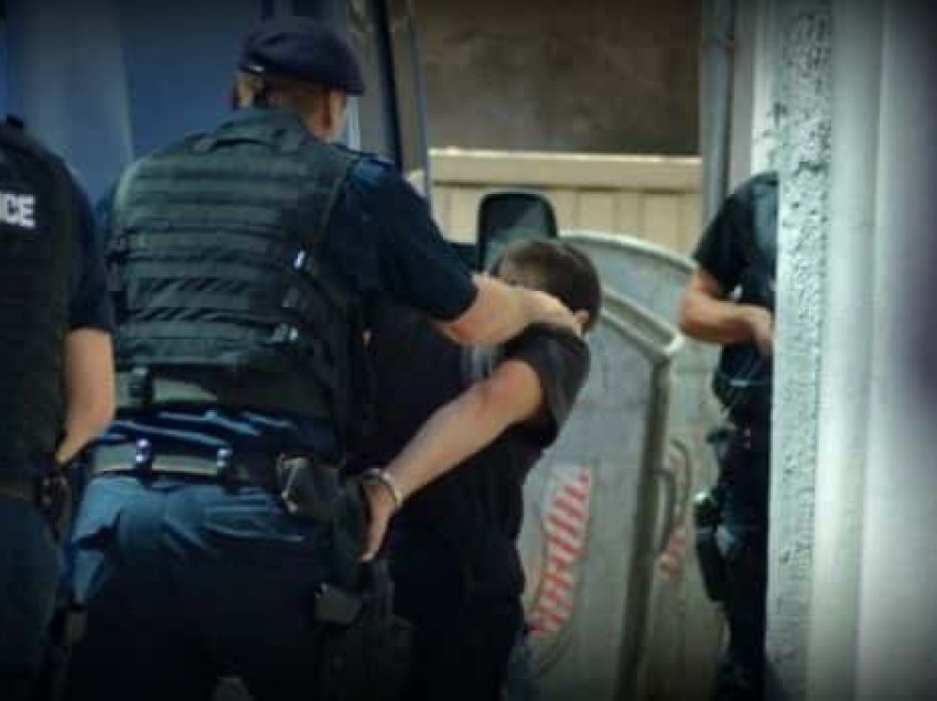 Dy hajdutët e njohur të Prizrenit arrestohen për një rast të grabitjes, përfundojnë në ndalim policor