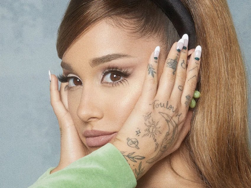 Ariana Grande përlotet teksa zbulon ndërhyrjet estetike në fytyrë 