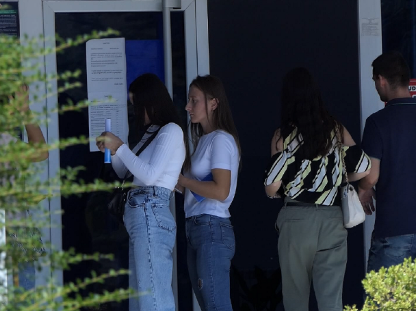 Ulet numri i studentëve të regjistruar në rrethe/ Mbyllen tri degë në Elbasan, gjashtë rrezikohen në Korçë