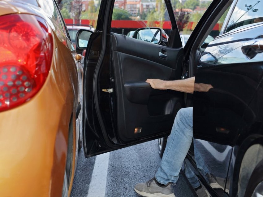 Punëtori i parkingut “Bleri” në Prishtinë ia vjedh rreth 1 mijë euro nga vetura klientit që ia la çelësat