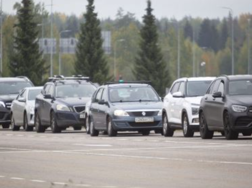Pas Estonisë, edhe Finlanda ndalon makinat me targa ruse