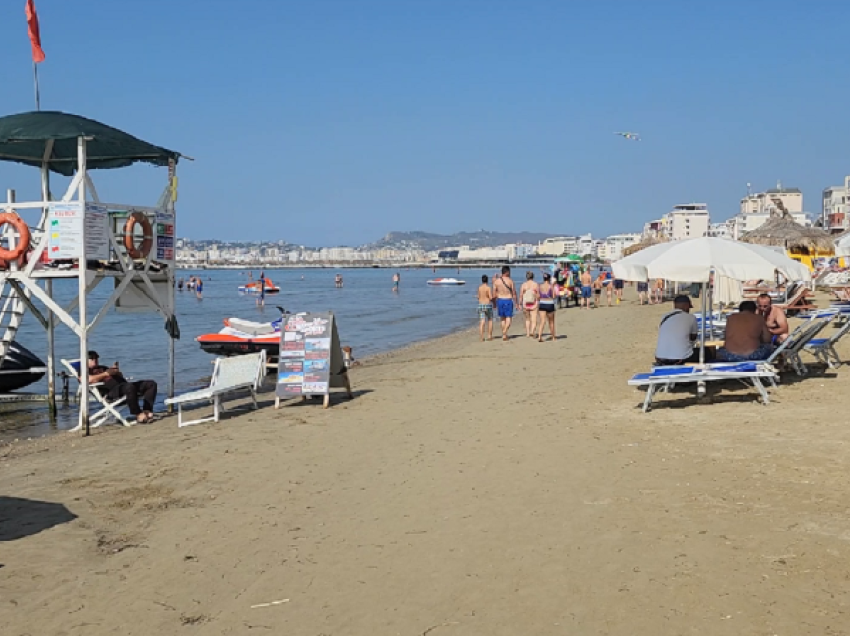Plazh në shtator! Bregdeti i Durrësit i mbushur me pushues, ende vijnë turistë
