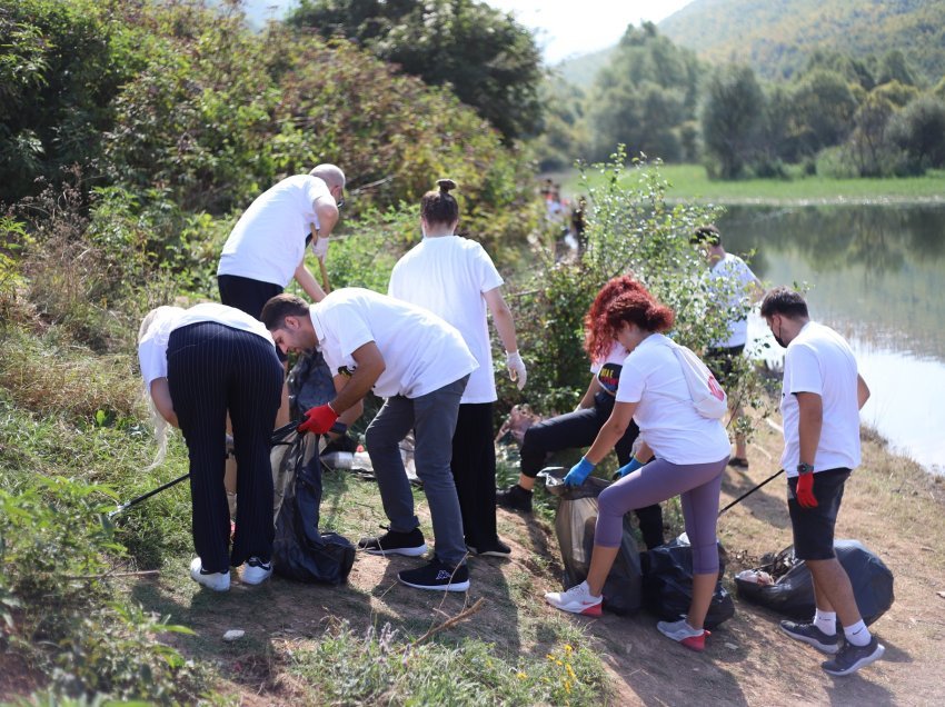 “Let’s Do It” pastron Badovcin, vullnetarët largojnë 150 thasë mbeturina