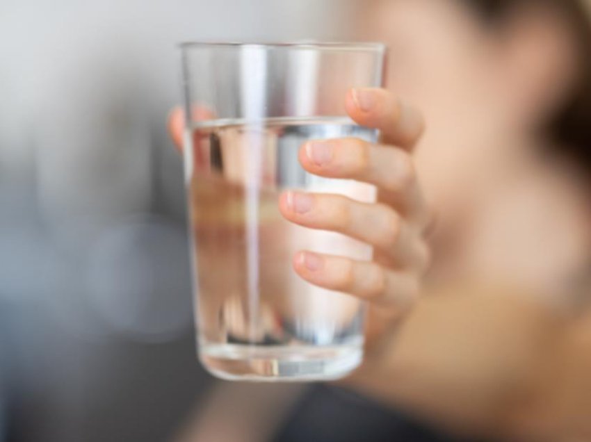 Këshillat që iu ndihmojnë të pini më shumë ujë