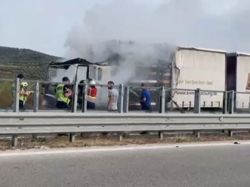 Digjet kamioni në autostradën Fier-Vlorë, shpëton shoferi