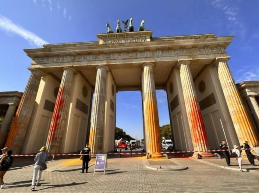 Aktivistët klimatikë ngjyrosin Portën e Brandenburgut me ngjyrë portokalli