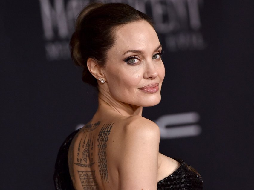 Angelina Jolie shkruan në shqip, përmend Kosovën 