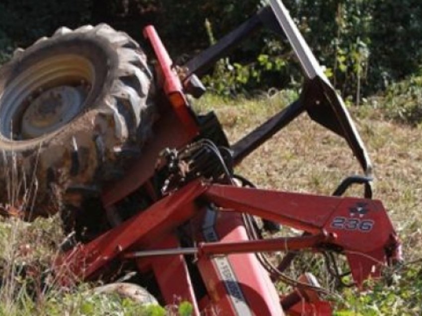 Një 62-vjeçar humb jetën pasi rrokulliset me traktor