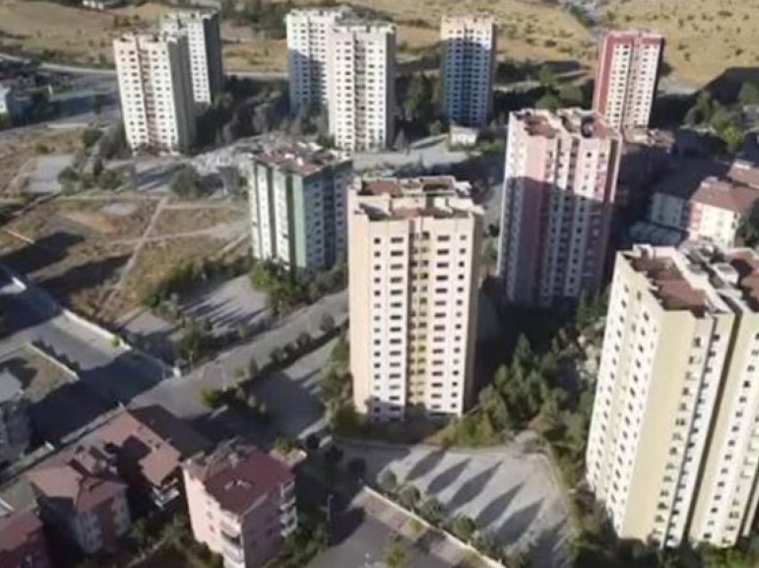 U dëmtuan nga tërmeti shkatërrues në Turqi, momenti kur shemben me shpërthim të kontrolluar nëntë ndërtesa