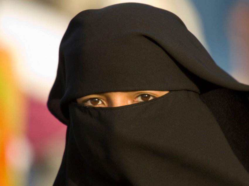Parlamenti zviceran miraton ndalimin e mbulesës së plotë të fytyrës si burka dhe vendos gjoba për shkelësit