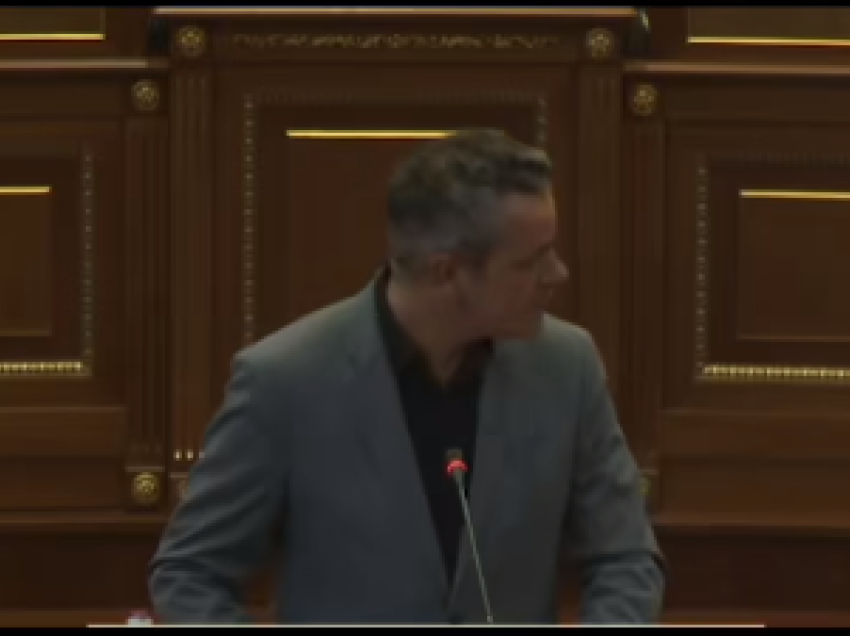 “Boll u çaraveshët qaty”, Arben Gashi nervozohet me ministrat e Qeverisë gjatë fjalimit në Kuvend