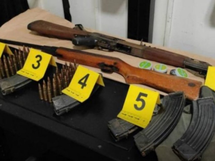 Janë arrestuar tre persona në Veles, armët e gjetura janë sekuestruar